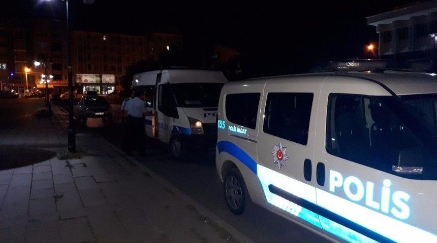 Gece Yerde Uyuyan G&ouml;&ccedil;menlere Polis Sahip &Ccedil;ıktı