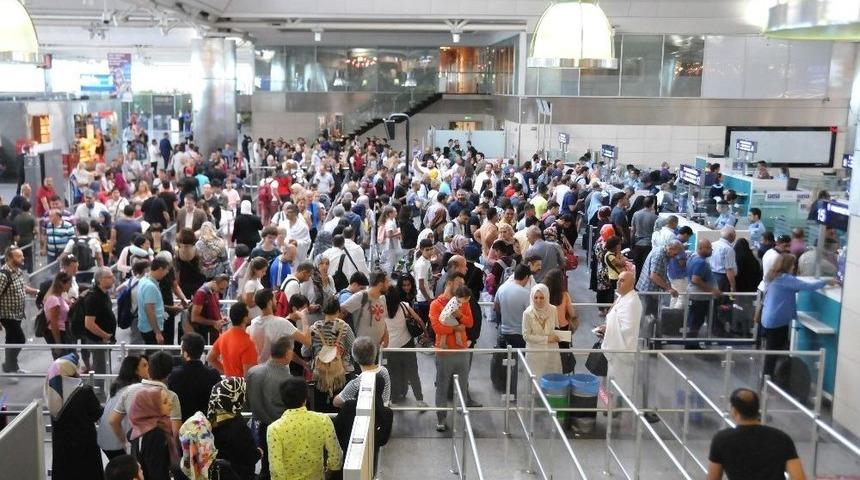 Atat&uuml;rk Havalimanında Bayram Yoğunluğu S&uuml;r&uuml;yor