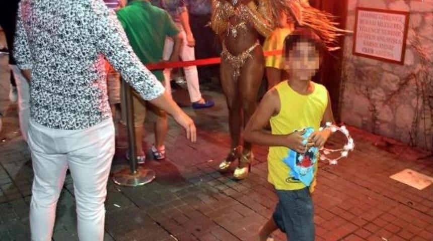 Marmaris Zabıtasından Gece Dilendirilen &Ccedil;ocuk Operasyonu