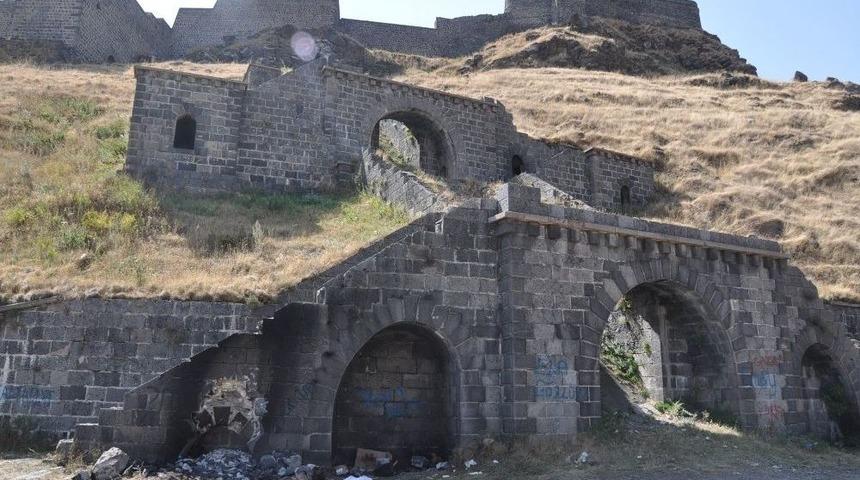 Kars&rsquo;ta Tarih Yok Ediliyor, Yetkililer İse Sadece Bakıyor