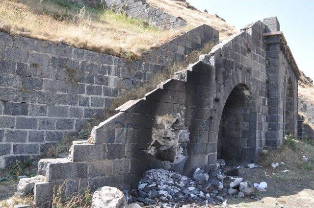 Kars’ta Tarih Yok Ediliyor, Yetkililer İse Sadece Bakıyor