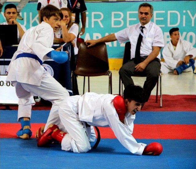 Erzurum’da Uluslararası Palandöken Karate Turnuvası Heyecanı Devam Ediyor