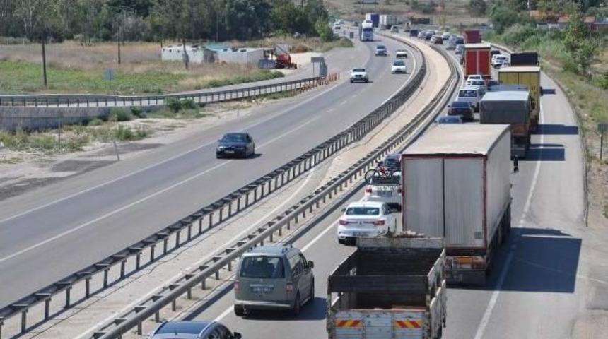 Bursa-İzmir Yolunda Tatil Kuyruğu