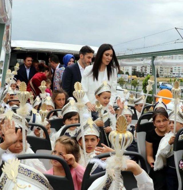 Ak Partili Karaaslan'ın Oğlu, Belediyenin Toplu Sünnet Şöleniyle Erkekliğe Ilk Adımı Attı