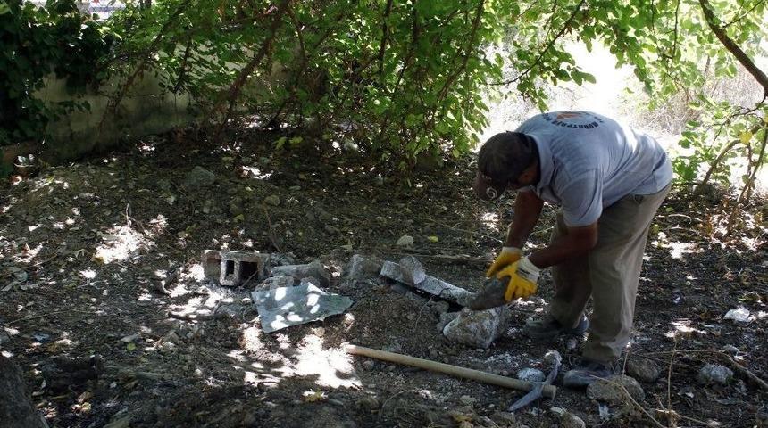 &Uuml;&ccedil; Kişinin &Ccedil;ukur Kazıp Bir Şeyler G&ouml;md&uuml;ğ&uuml; İhbarı Polisi Harekete Ge&ccedil;irdi