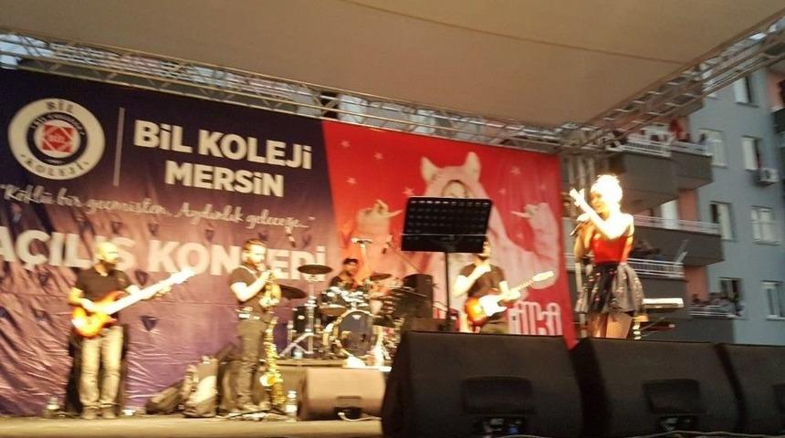 Aleyna Tilki, Kolej A&ccedil;ılışında Sahne Aldı