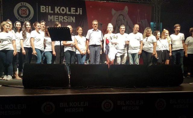 Aleyna Tilki, Kolej Açılışında Sahne Aldı