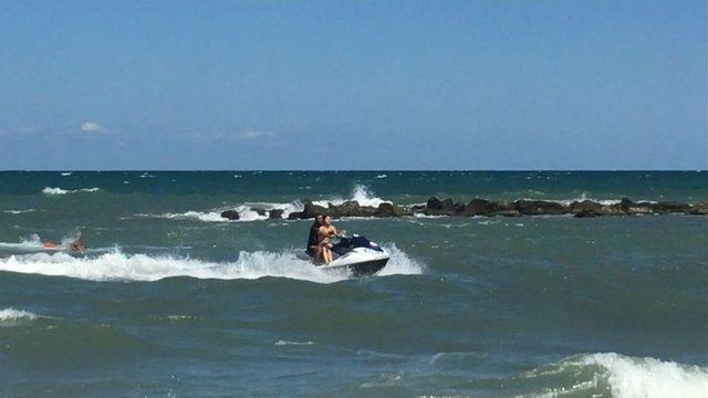 Dalgaların Arasından Jetski İle Kurtarıldı