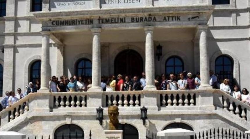 Sivas Lisesi Mezunları Okullarıyla Buluştu