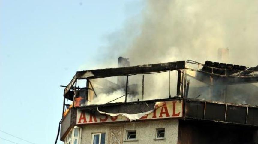 Onarım Yapılan &Ccedil;atıda Yangın &Ccedil;ıktı