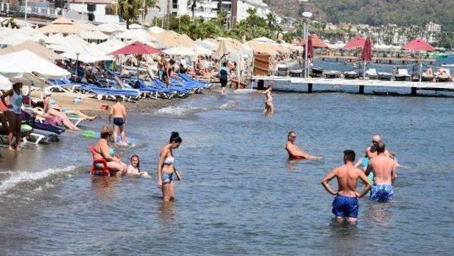 Tatilciler, Marmaris Sahillerini Doldurdu