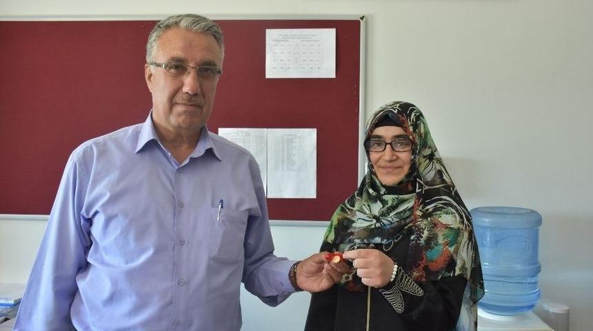 Hukuk Fak&uuml;ltesini Kazanan İmam Hatip &Ouml;ğrencisi &Ouml;d&uuml;llendirildi