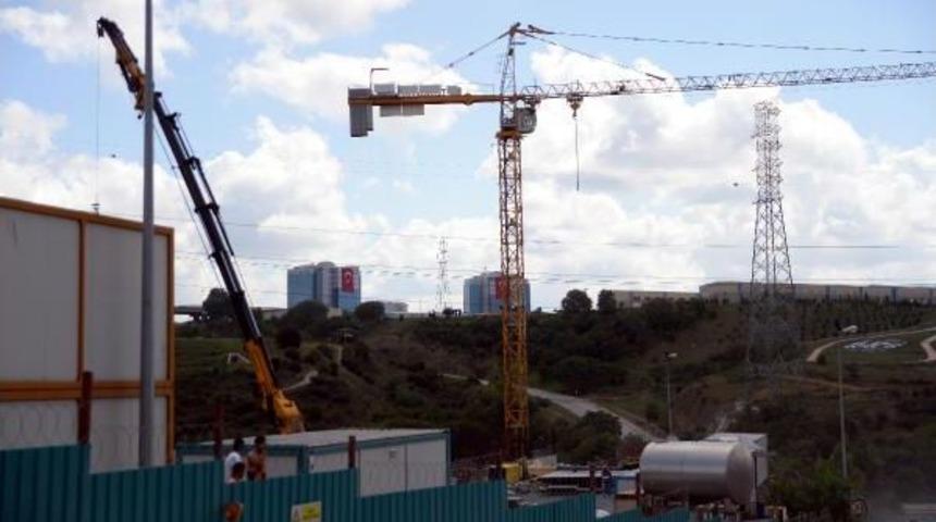 İş&ccedil;ilerin &Uuml;zerine Kalas D&uuml;şt&uuml;: 1 &Ouml;l&uuml; 3 Yaralı