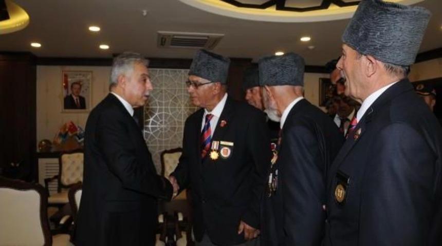 Aksaraylı Gaziler Hakkari Valisi Toprak'ı Ziyaret Etti