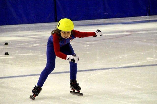 30 Ağustos Zafer Kupası Sürat Pateni Yarışları Erzurum’da Başladı