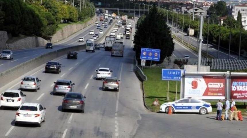 Kocaeli'de Yol Kenarlarına Maket Trafik Polisi Aracı Konuldu