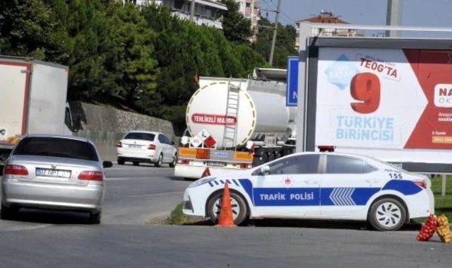 Kocaeli'de Yol Kenarlarına Maket Trafik Polisi Aracı Konuldu