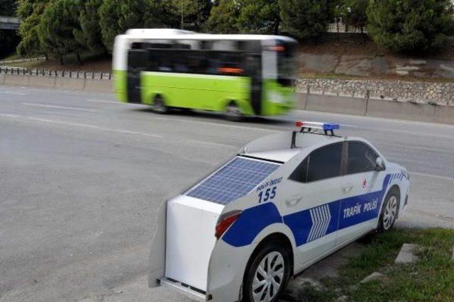 Kocaeli'de Yol Kenarlarına Maket Trafik Polisi Aracı Konuldu