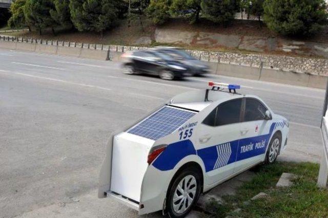 Kocaeli'de Yol Kenarlarına Maket Trafik Polisi Aracı Konuldu