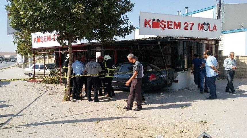 Tırdan Ka&ccedil;an Otomobil, Kafeteryaya Girdi: 1 &Ouml;l&uuml;, 3 Yaralı