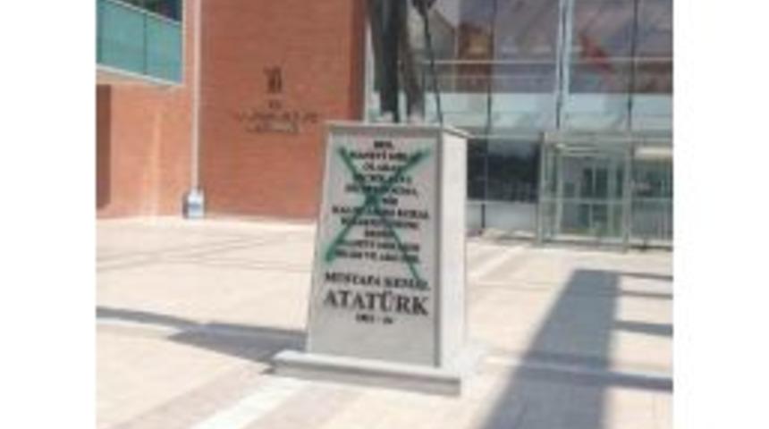 Atat&uuml;rk Heykeline Boyalı Saldırıda Bulunan Ş&uuml;pheli Tutuklandı