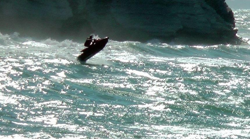 Kayalıklarda Mahsur Kalan Gen&ccedil;, Jet Ski İle Kurtarıldı