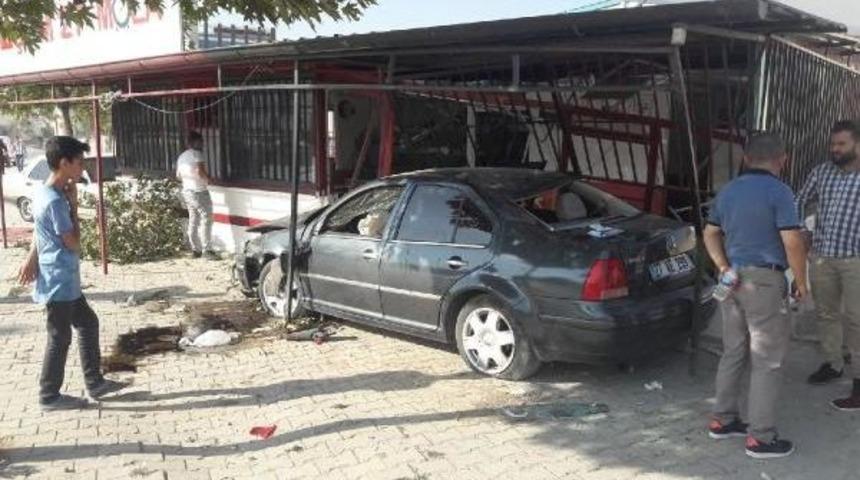 Otomobil Kafeye Girdi: 1 &Ouml;l&uuml;, 3 Yaralı