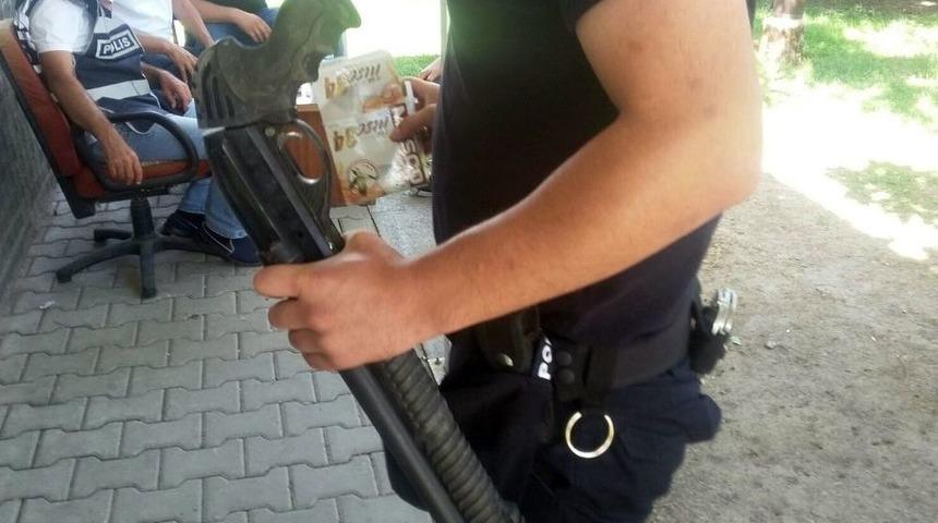 Taraftar Otob&uuml;s&uuml;nden Pompalı T&uuml;fek Ve D&ouml;ner Bı&ccedil;akları &Ccedil;ıktı