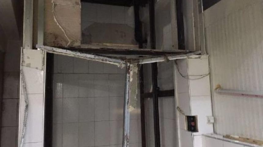 Y&uuml;k Asans&ouml;r&uuml;ne Sıkışan Kadın Iş&ccedil;i &Ouml;ld&uuml;