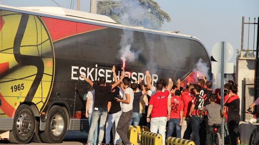 Cezalı Eskişehirspor Taraftarı Takımı Konvoy Eşliğinde Uğurladı