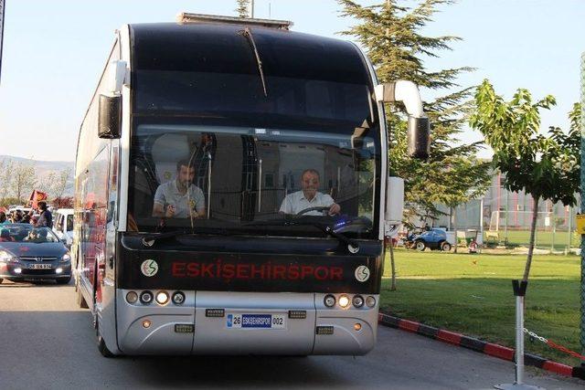 Cezalı Eskişehirspor Taraftarı Takımı Konvoy Eşliğinde Uğurladı