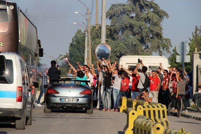 Cezalı Eskişehirspor Taraftarı Takımı Konvoy Eşliğinde Uğurladı