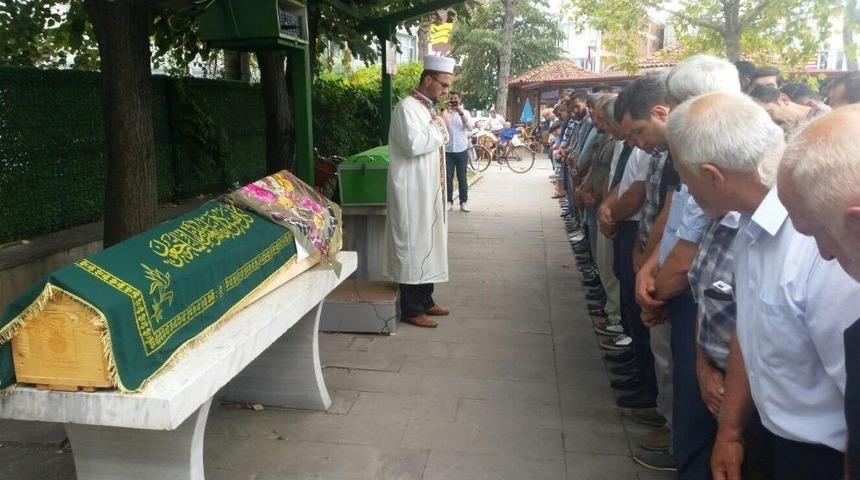 Tren &Uuml;zerinde &Ouml;z&ccedil;ekim Yaparken Akımına Kapılan Gen&ccedil; Hayatını Kaybetti