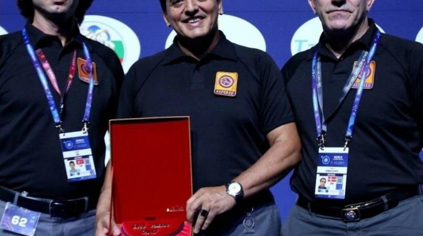 Milli Güreş Hakemimiz Sadettin Yücel’e Altın Düdük