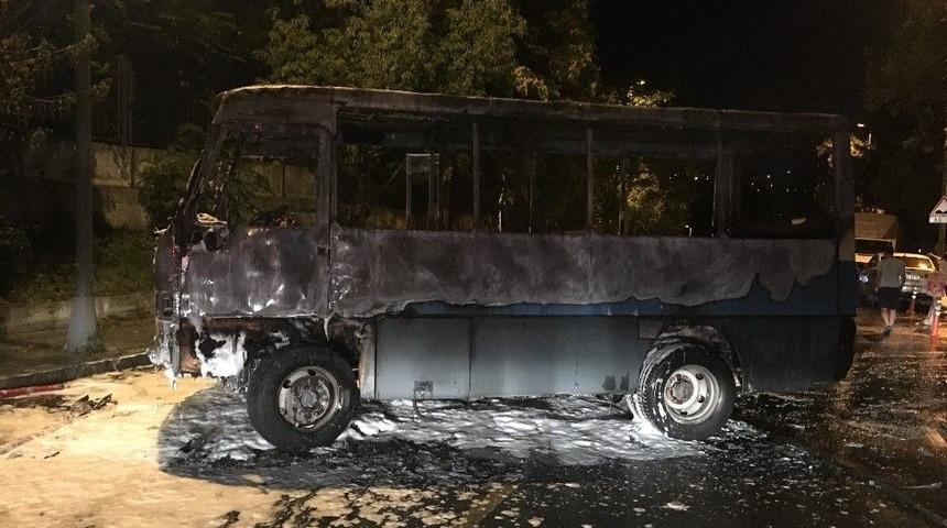 Beşiktaş&rsquo;ta Yolcu Minib&uuml;s&uuml; Alev Alev Yandı