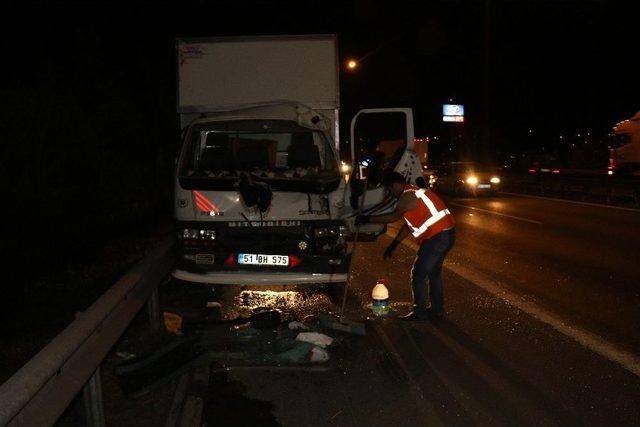 Mobilya Yüklü Kamyon Tır’a Arkadan Çarptı:1 Yaralı