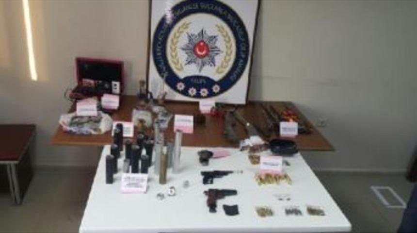 Evlerinde Silah Ve Uyuştucu Bulunan &Ccedil;ift, Tutuklandı