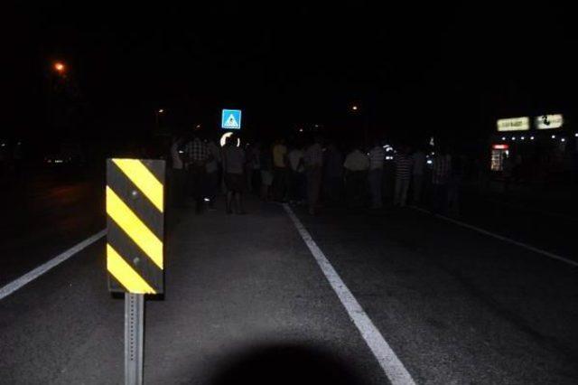 Karayolunu 2 Saat Trafiğe Kapattılar 1