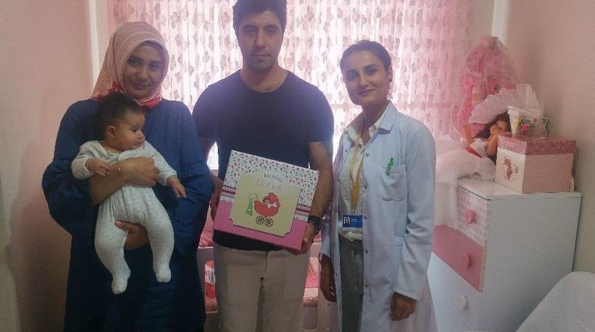 Zeytinburnu’da Doğan Bebeklere “hoş Geldin Bebek Seti” Hediyesi