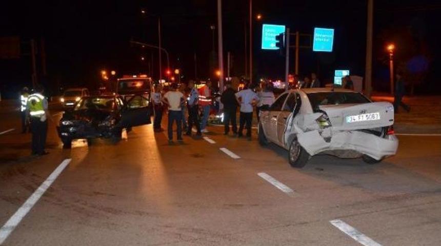 Kavşakta Otomobile Arkadan &Ccedil;arptı: 9 Yaralı