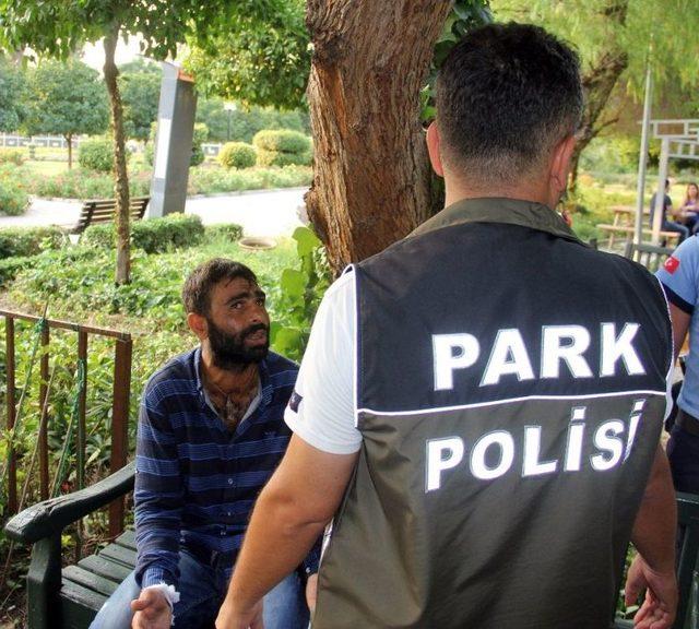 Kadın Avukata Tehditle Gül Sattılar, Park Polisine Yakalandılar