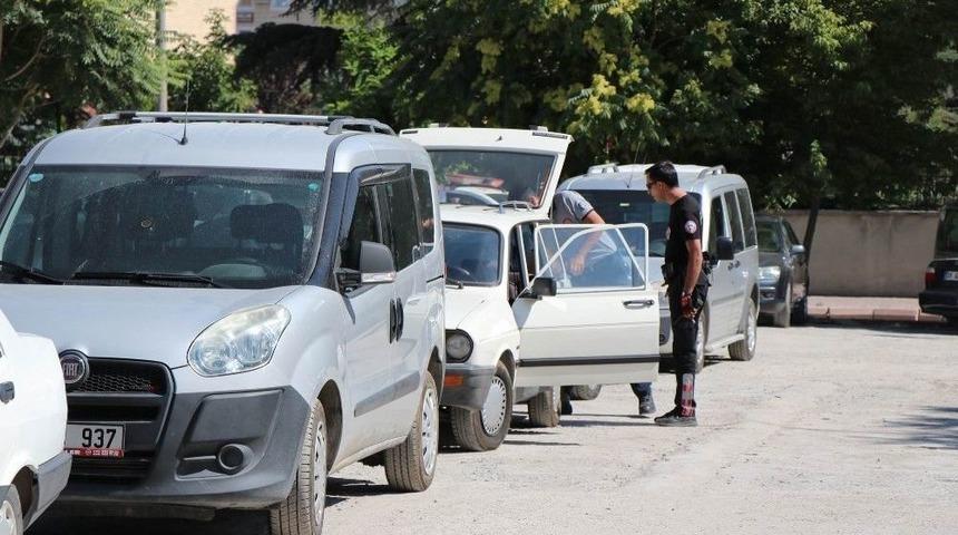 Otomobildeki Gaz Ka&ccedil;ağı Paniğe Neden Oldu