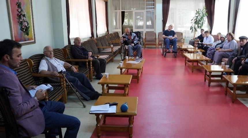 Şiirleriyle Huzurevindekilere Huzur Veriyor