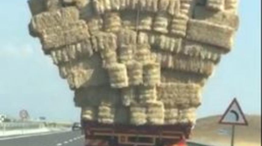 Saman Balyaları Y&uuml;kl&uuml; Kamyonun Tehlikeli Yolculuğu