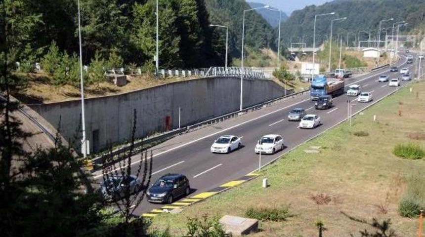 Tem'in Bolu Ge&ccedil;işinde Tatilci Yoğunluğu Ulaşımı Aksatmadı