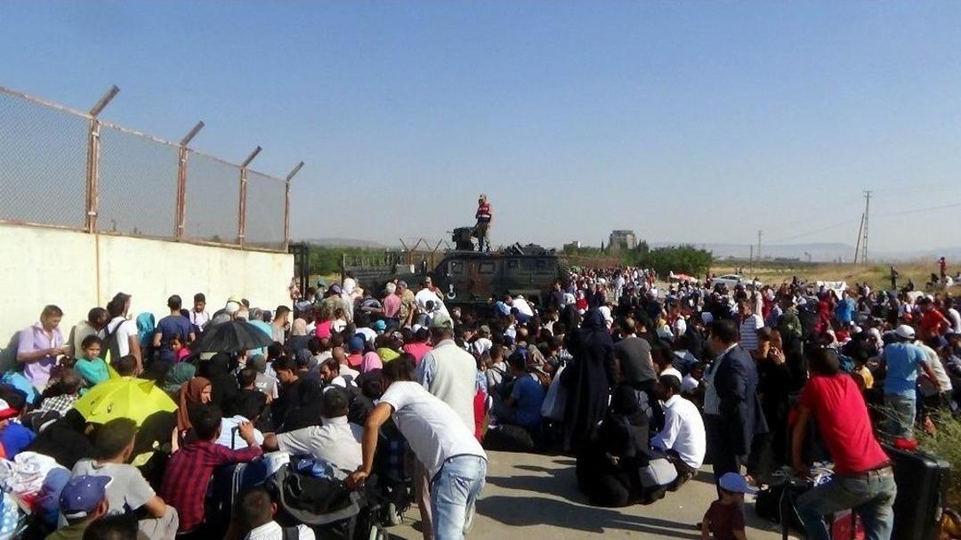 Suriyelilerin İzdihamını Komandolar Engelledi