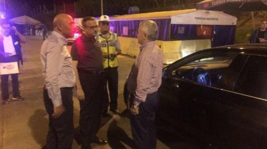 Vali Yol Kontrol&uuml;nde Bayram Kutlayıp Tatlı Ikram Etti