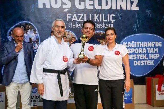 Kağıthane Belediyesi'nden Amatör Spor Kulüplerine Malzeme Desteği