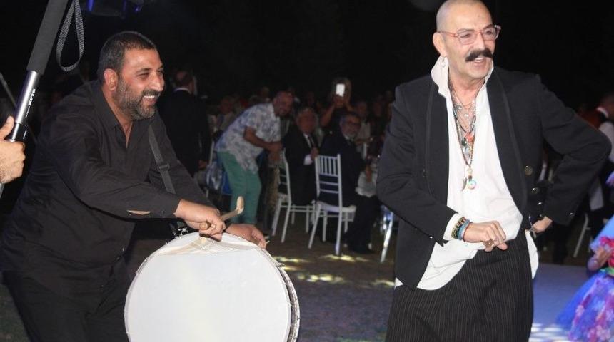 Cemil İpek&ccedil;i, Kızım Dediği Azra Akın&rsquo;ın D&uuml;ğ&uuml;n&uuml;nde D&ouml;kt&uuml;rd&uuml;