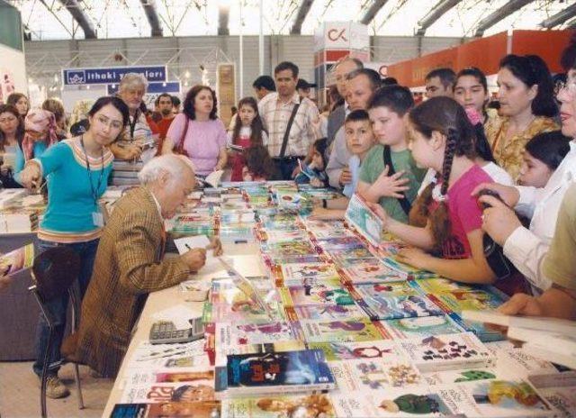 Yazarı Muzaffer İzgü, Yarın Eşinin Yanında Toprağa Verilecek